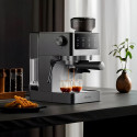 Espressor Biovita OPERA, 1350W, 20 bari, 5 programe, râșniță. Rezervor 1.8L, spumare lapte și afișaj tactil digital.