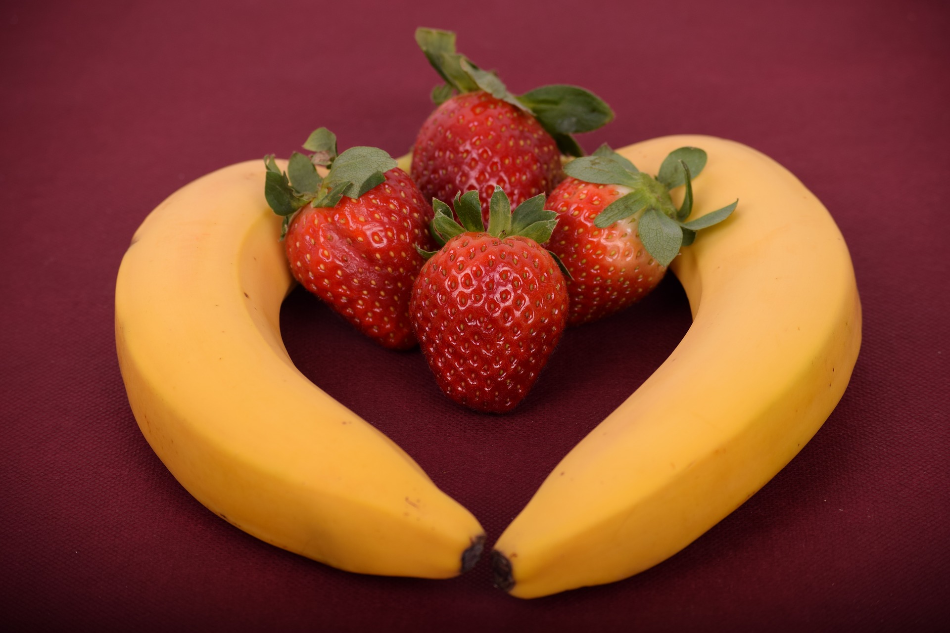 mãe sorridente e filho pequeno fazem smoothie de frutas saudável no  liquidificador na cozinha de casa. feliz mãe e filho preparam bebida  nutritiva ou suco. comer vitamina e vegetariano. ilustração vetorial.  13353259