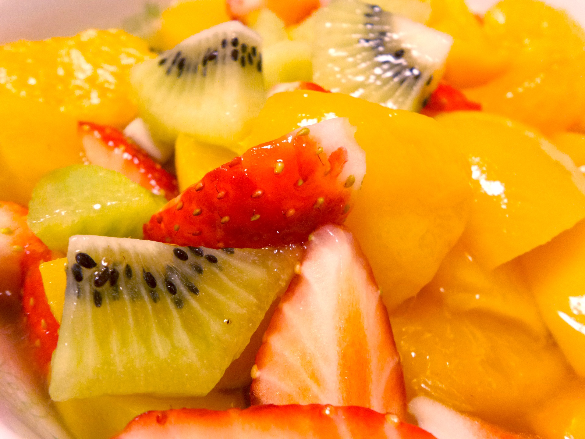 mãe sorridente e filho pequeno fazem smoothie de frutas saudável no  liquidificador na cozinha de casa. feliz mãe e filho preparam bebida  nutritiva ou suco. comer vitamina e vegetariano. ilustração vetorial.  13353259